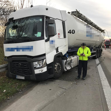 LKW in der Leitplanke