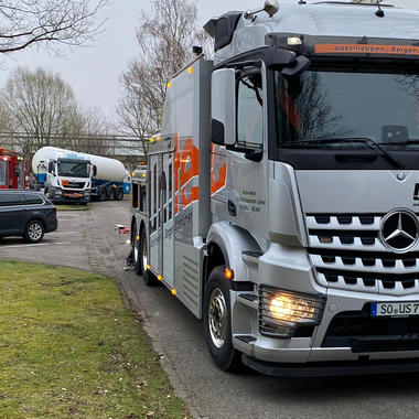 Der AWU befreit den LKW im Handumdrehen