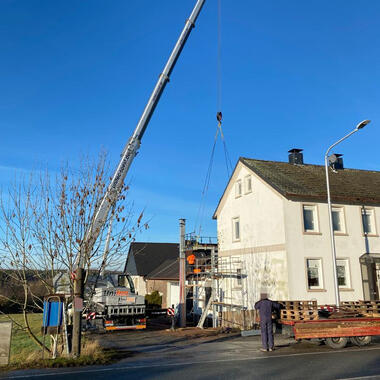 Von der Straße sieht das Grundstück nicht abschüssig aus