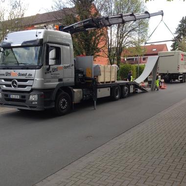 Kranunterstützung beim Einbau von Inlinern bei der Kanalsanierung