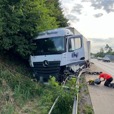 Der Motorwagen stand verkeilt hinter der Leitplanke