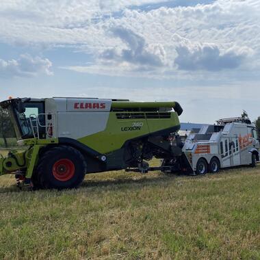 Der Claas Lexion 740 wurde mit sogennanten Achsgabeln angehoben und schleppfertig gestellt