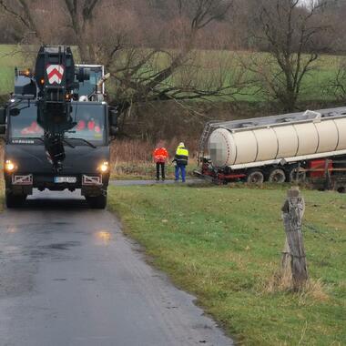 Der Feldweg ist kaum breiter als unser Liebherr Mobilkran