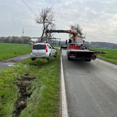 PKW mit dem Kran des LFBK aufs Plateau gehoben