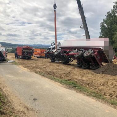 Mit den Winden des AWU wird der LKW wieder auf die Räder gestellt