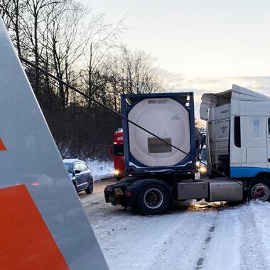 Bergung eines LKW auf der Autobahn