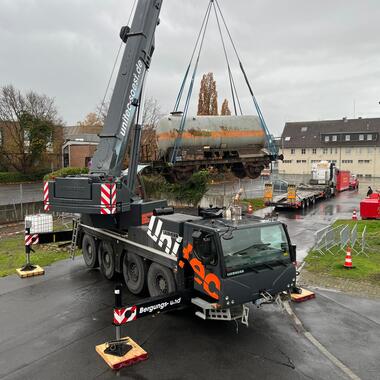 an seinem neuen Standort auf dem Übungsgelände wird der Wagen entladen und positioniert.