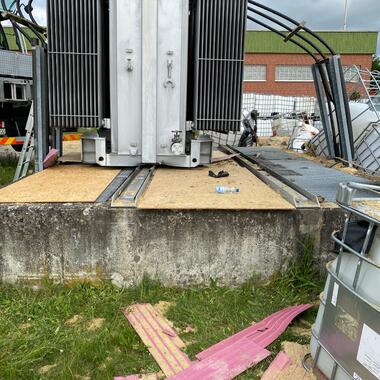 der Trafo steht ca. 1m neben der Laufschiene