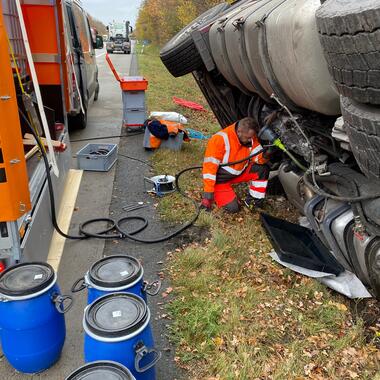 Umpumpen des Dieselkraftstoff in Fässer auf unserem Ölwehranhänger