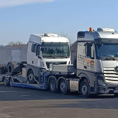 Sattelzugmaschine auf unserem Truck Carrier