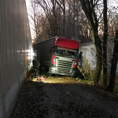 Der LKW hängt in der Bankette der engen Umfahrt fest