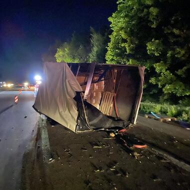 der umgekippte Transporter in der Heckansicht