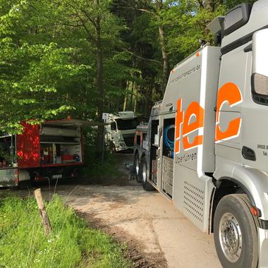 Unterfahrlift und Rüstwagen im Grünen