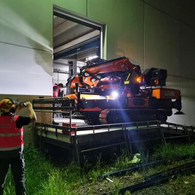 Einfahren des Krans in die Lagerhalle