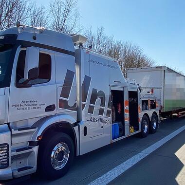 Abtransport des gebrochenen Aufliegers