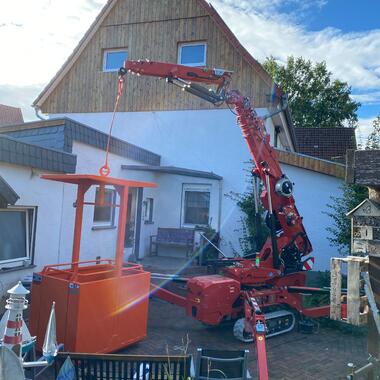 Mit angebautem Jib und Arbeitskorb geht es auf ca. 11m Höhe