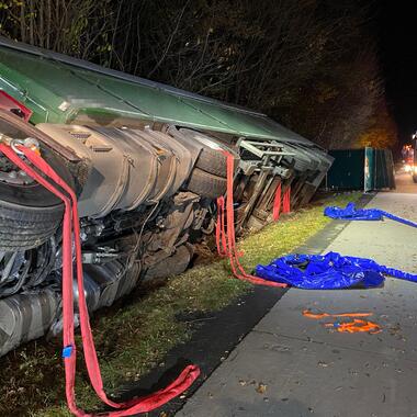 Catchbag Kissen werden bereit gelegt um den Auflieger so sanft wie möglich auf die Räder zu stellen