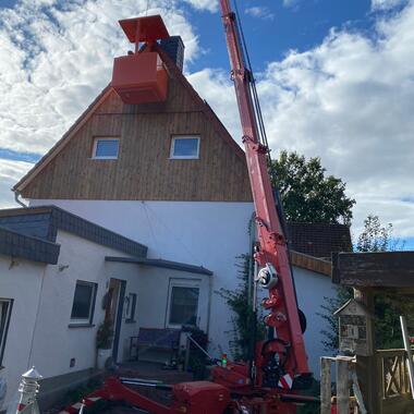 Da das Dach des Anbaus nicht Tragfähig genug für ein Gerüst ist, war der Kran mit Arbeitskorb eine gute Alternative