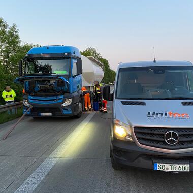 Unser Ölwehranhänger steht neben dem leckgeschlagenem LKW