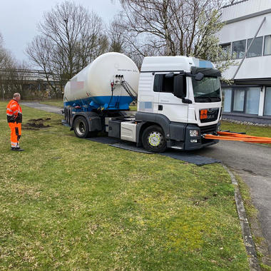 mit Hilfe der Fahrbahnplatten konnte der LKW zügig befreit werden