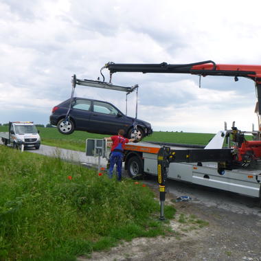 Bergung nach Alleinunfall aus einem Feld