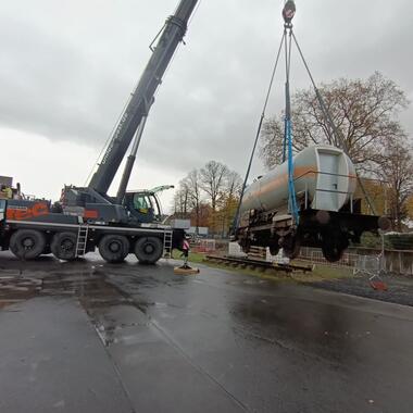 Der Kesselwagen hängt im Kran