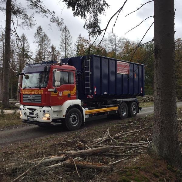 Anfahrt der Container im Wald