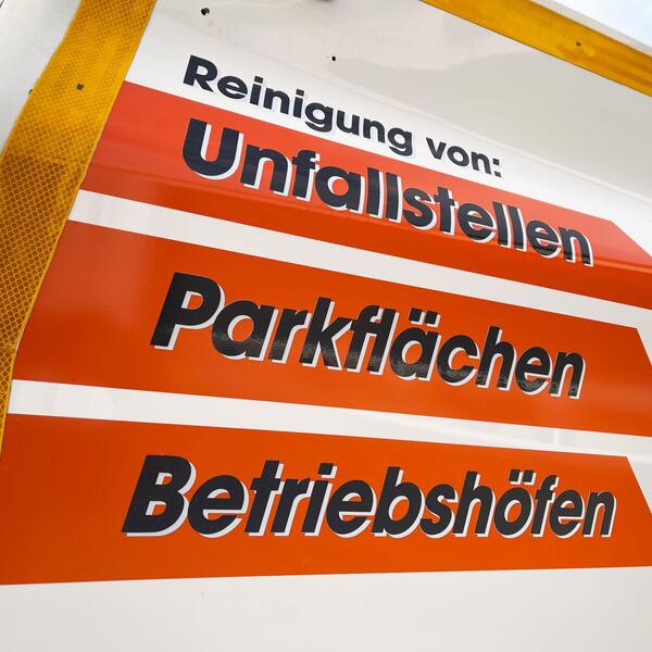 Reinigung von Parkplätzen und Betriebsflächen