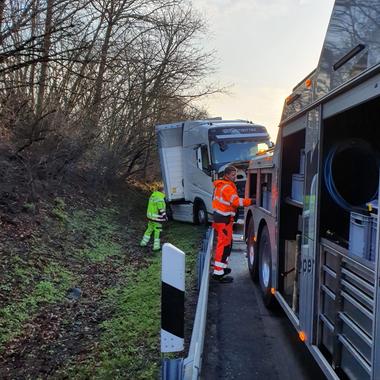 Ein LKW war auf der A44 von der Fahrbahn abgekommen