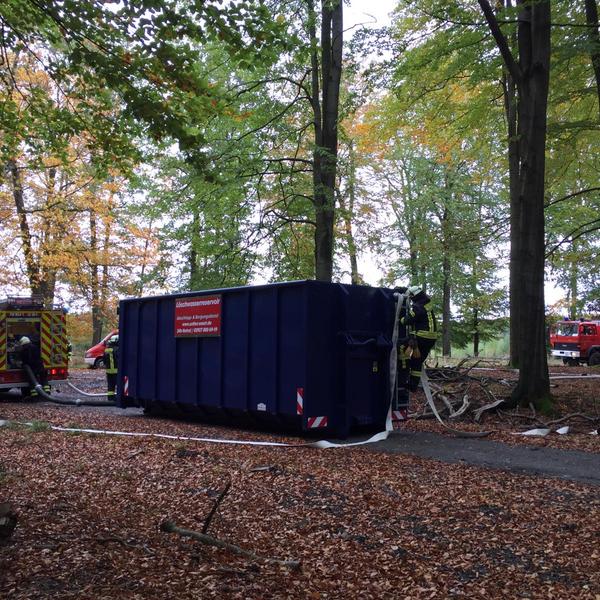 Die Befüllung des Containers im Pendelverkehr läuft