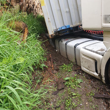 Tank und Achsen des LKW liegen auf dem Boden auf.