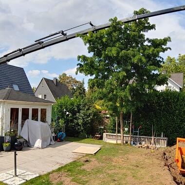 Der Kran musste über eine Hecke und eine Gartenhütte hinweg arbeiten