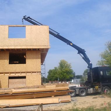 Montage eines Bürogebäudes aus Holz