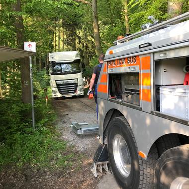 Sattelzug zurück auf dem Waldweg