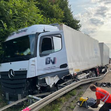 ca. 50 Meter Leitplanke waren zerstört