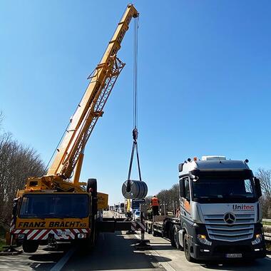 Verladung des Coils für den Weitertransport