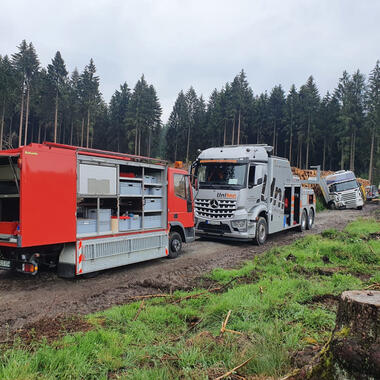 Unser AWU und unser 16 Tonnen Bagger befreien den LKW aus seiner misslichen Lage