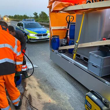 Umpumpen des Restdiesels in Fässer