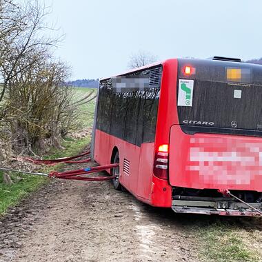 Bergung eines Gelenkbusses