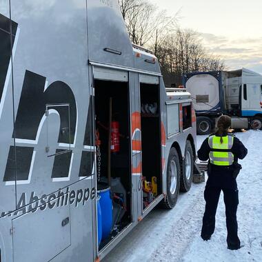 Bergung eines LKW auf der Autobahn