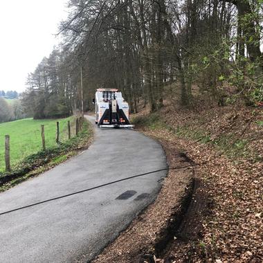 Unterfahrlift bei der Bergung eines LKW in einem engen Waldweg