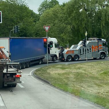 Abschleppen eines verunfallten LKW von der A44 zur Werkstatt