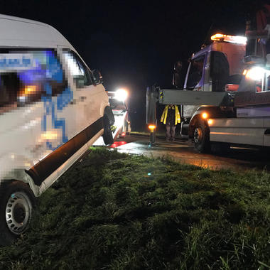 LFBK unterstützt mit Kran bei der Bergung des Kleinbus