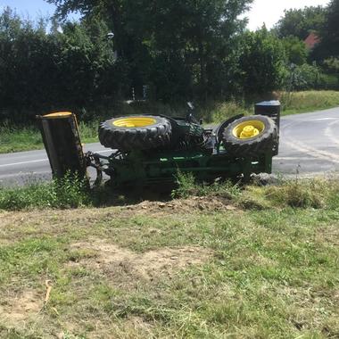 Schlepper liegt im Graben