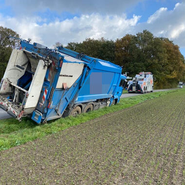 Der Müllwagen droht im Graben umzukippen