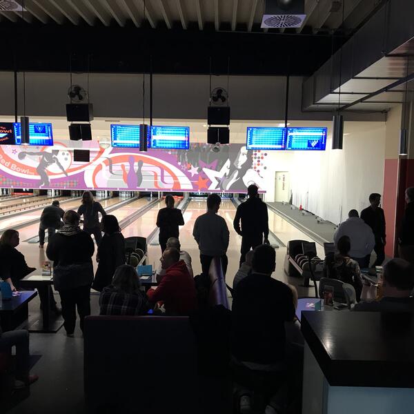 Alle Mitarbeiter beim Bowlen