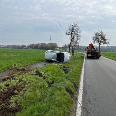 Bergung eines auf der Seite liegenden PKW