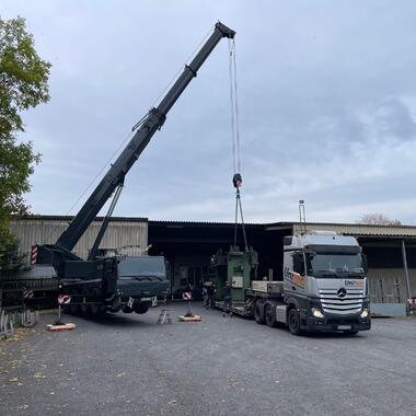 Mit unserem Liebherr LTM 1070 Mobilkran werden die Maschinen auf unser tiefbett verladen