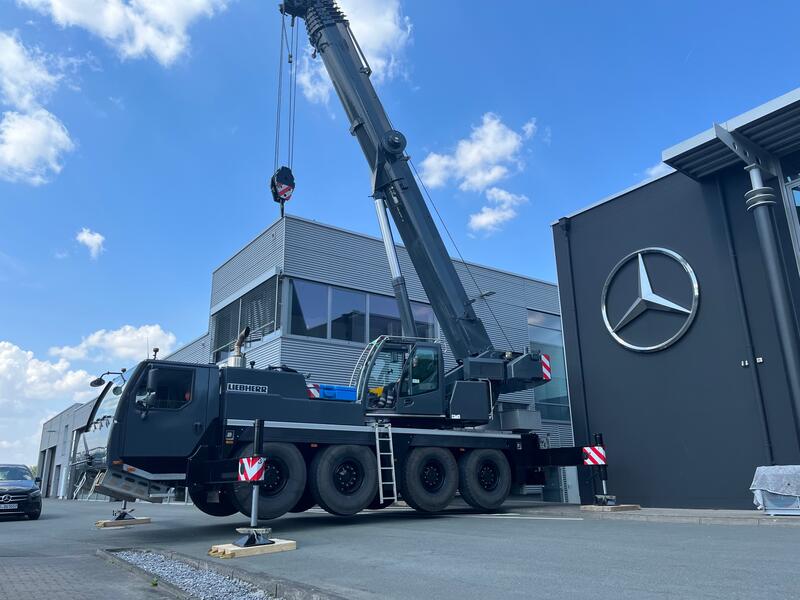 Unser Liebherr Mobilkran beim Hub einer Klimaanlage