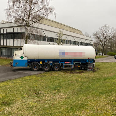 LKW festgefahren auf einer Wiese